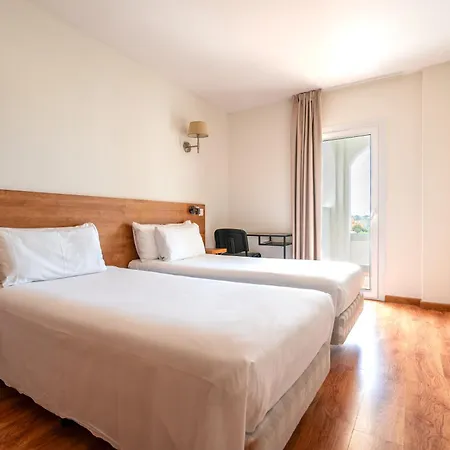 Hotel Nura & 4*