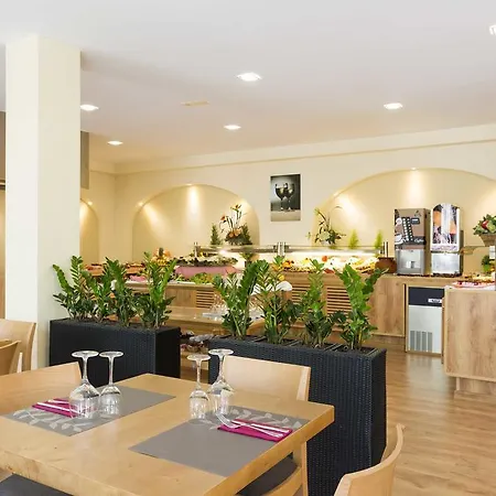 Hotel Nura & 4*