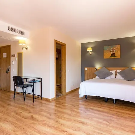 Hotel Nura & 4*