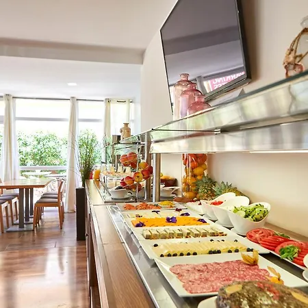 Hotel Nura & 4*
