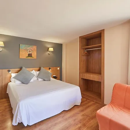 Hotel Nura & 4*