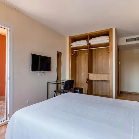 Hotel Nura & 4*